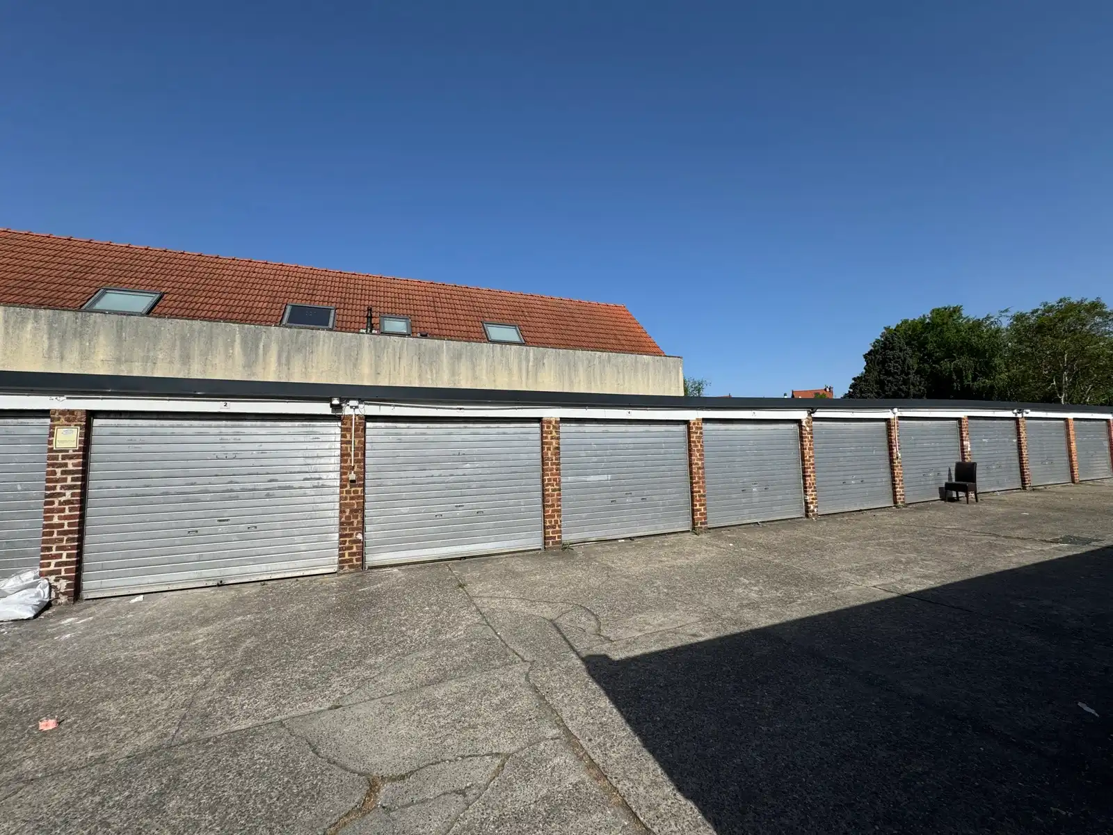 Geheel van 36 garages (vernieuwde poorten en dak) foto 7