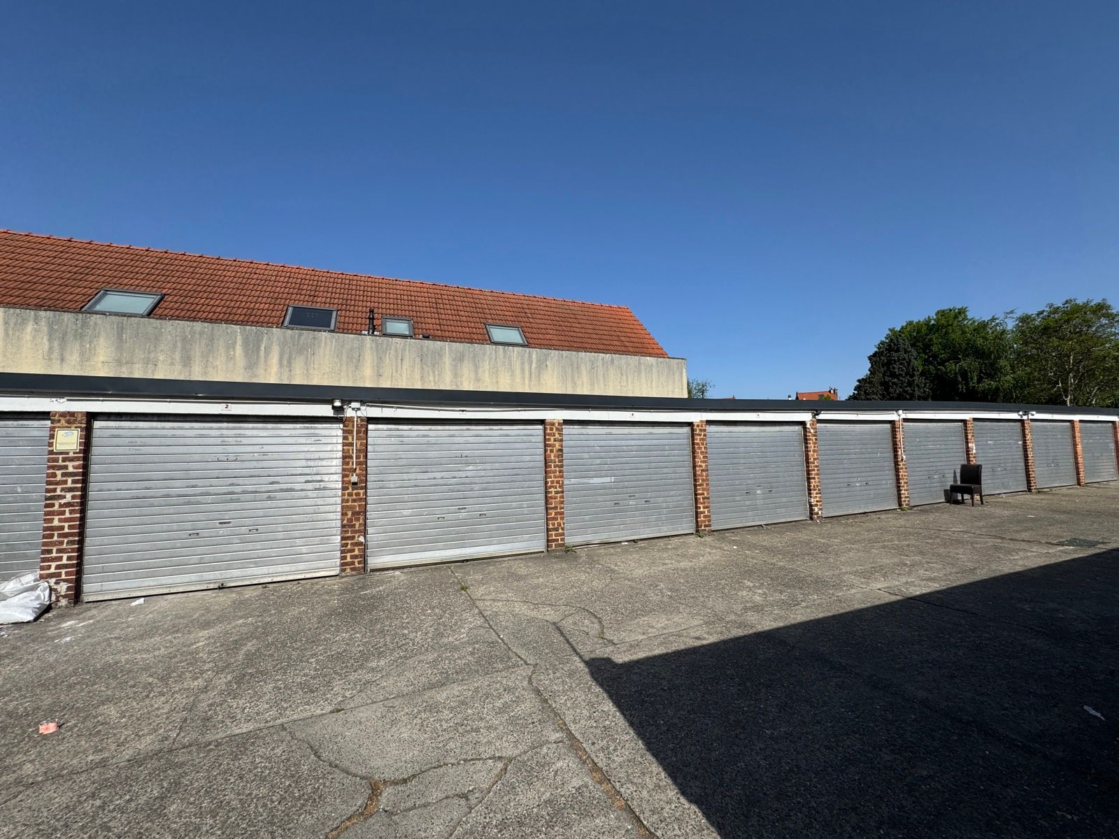 Geheel van 36 garages (vernieuwde poorten en dak) foto 7