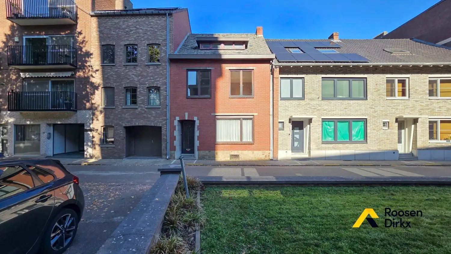 Ruime stadswoning met tuin en dubbele garage hartje MAASEIK! foto 2
