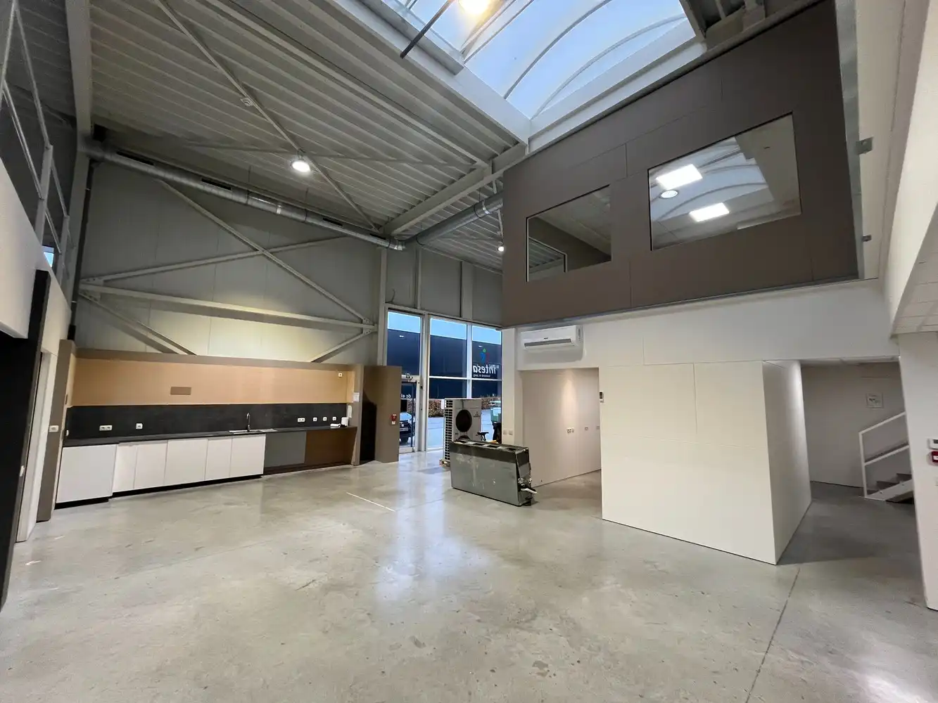 Bedrijfshal met kantoor foto 3