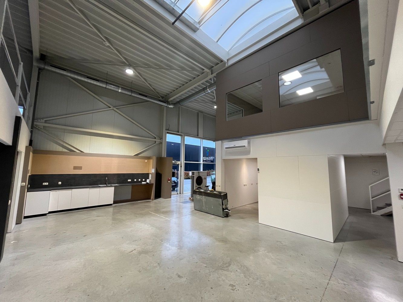 Bedrijfshal met kantoor foto 3