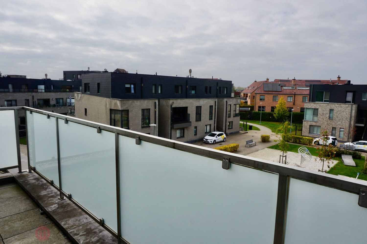 Recent goed gelegen duplexappartement met 2 slaapkamers, 3 grote terrassen en een autostaanplaats. foto 9