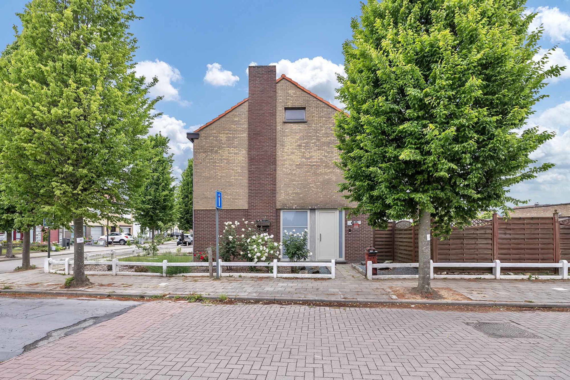 Te renoveren woning met drie slaapkamers en garage foto 3