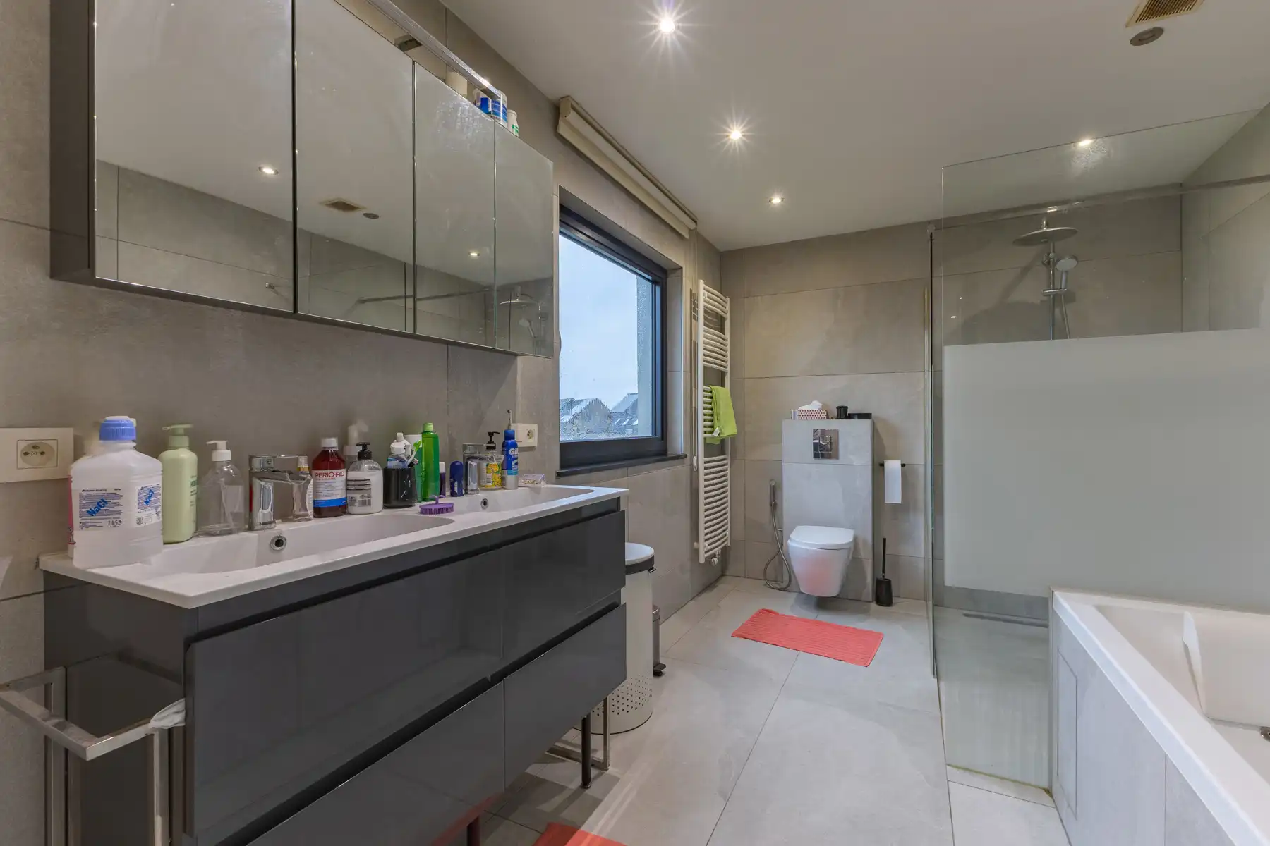 Gerenoveerde en goed onderhouden villa met 4 slaapkamers. foto 17