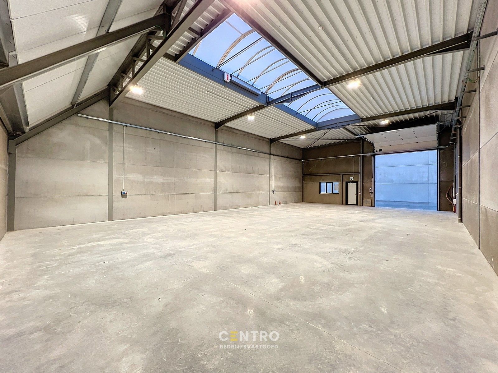 Kwalitatief en goed geïsoleerd NB MAGAZIJN (260m²), voorzien van elektrische sectionaalpoort, deur, raam (voor kantoor) en 2 private parkeerplaatsen op industriezone te Waregem. foto 4