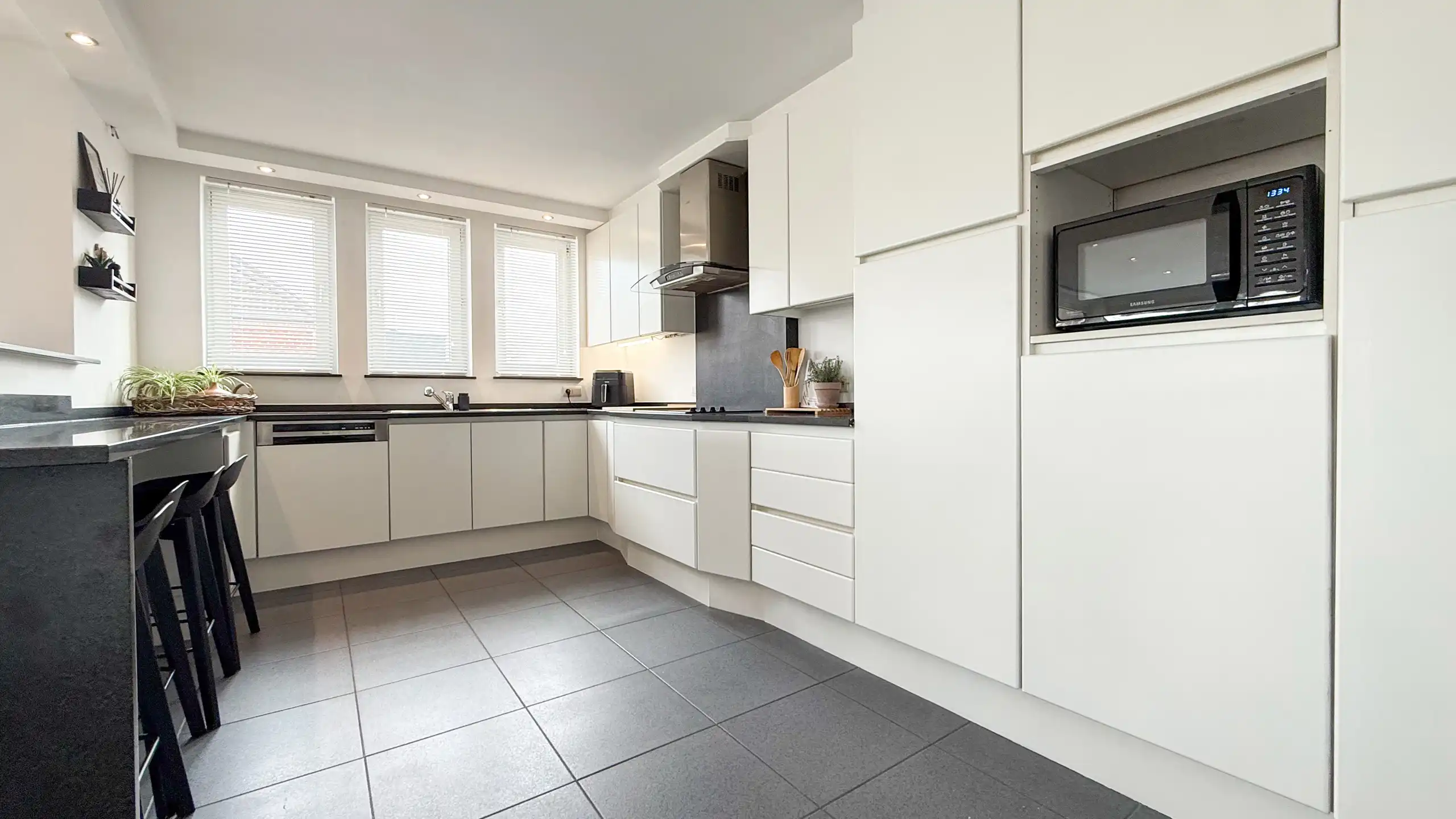 Zeer ruim appartement met 4 slaapkamers en parking in Tuilt! foto 7
