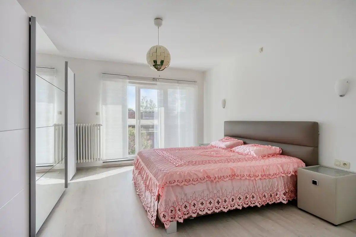 Instapklare gezinswoning met 5 slaapkamers op 16a 50ca in residentiële villawijk Henegauwberg foto 15