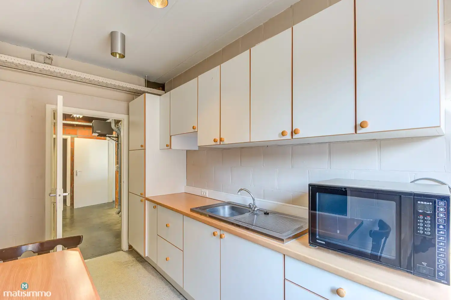 RUIM HANDELSPAND (SHOWROOM/BUREAU EN ZEER GROOT MAGAZIJN) MET VEEL MOGELIJKHEDEN TE BILZEN foto 15