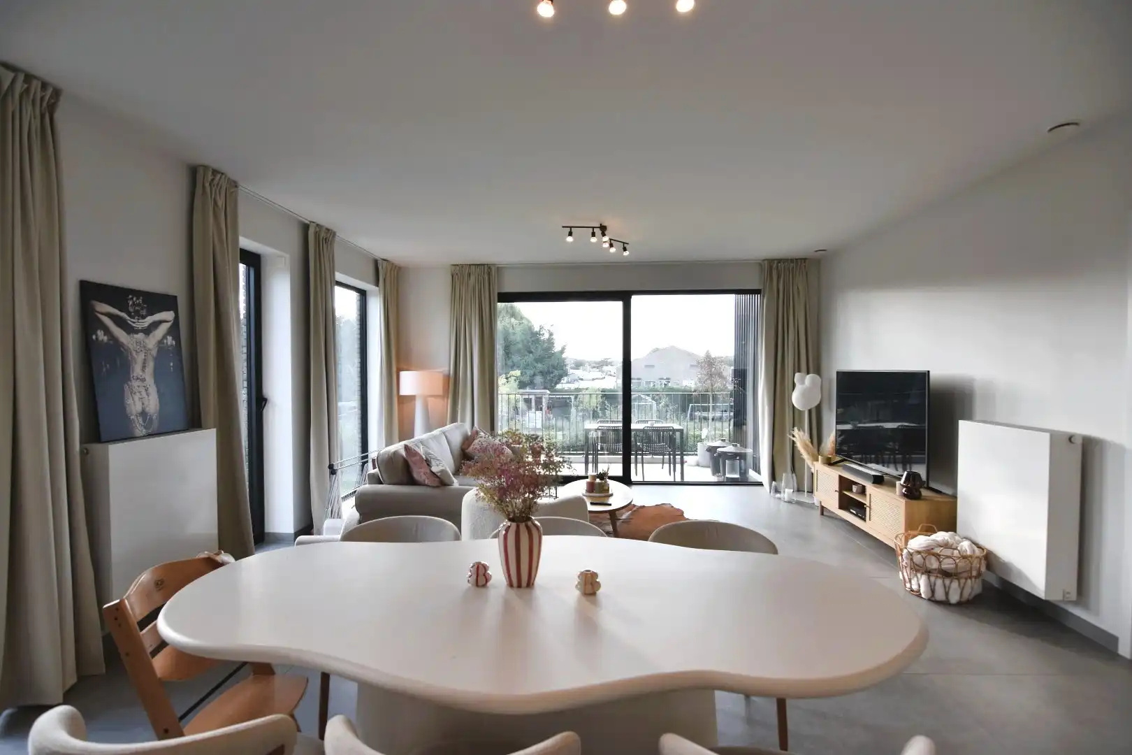 Lichtrijk 2-slpk appartement met ruim terras foto 3