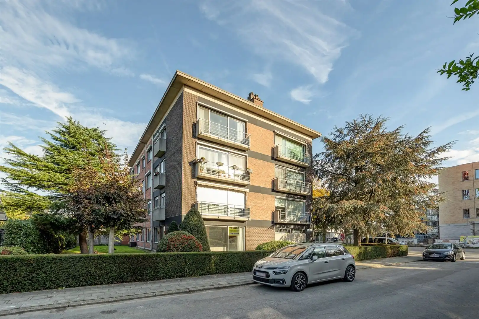 Hoofdfoto van de publicatie: Op te frissen 3-slaapkamerappartement met lift en kelderberging 