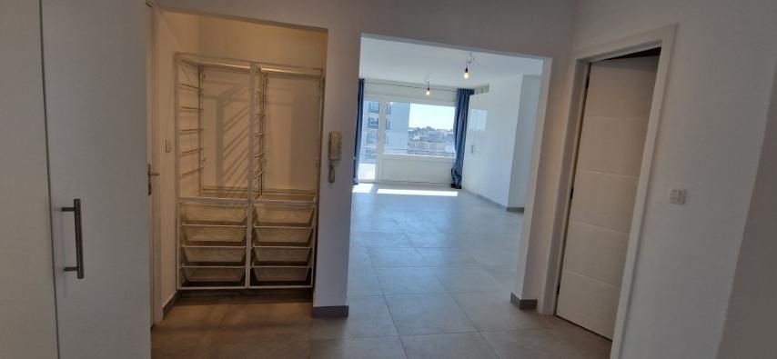 Volledig vernieuwd APPARTEMENT op de 4de verdieping met 2 slaapkamers, ondergrondse kelder en garage in het hoofdgebouw foto 6
