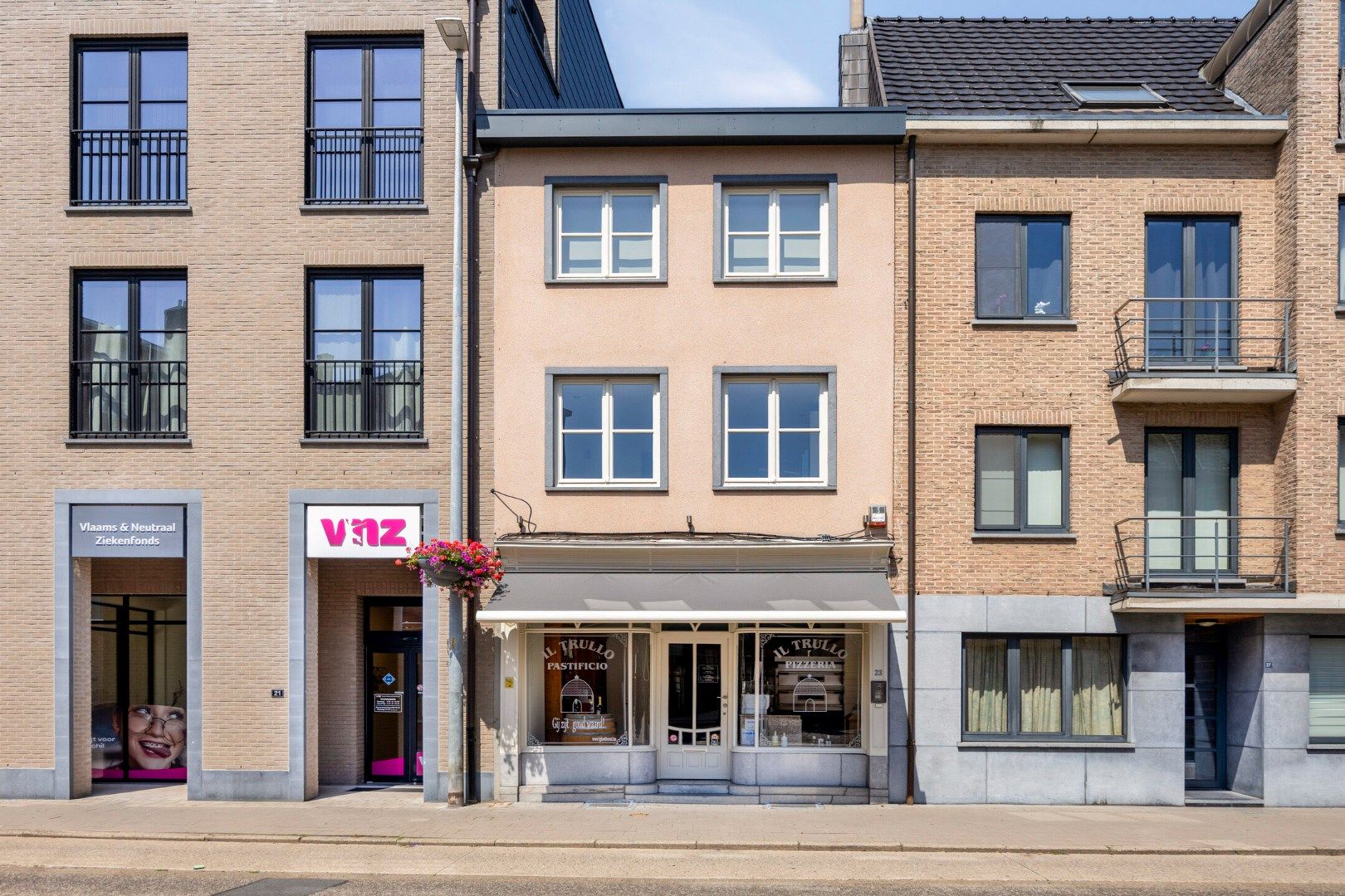 Ruime handelswoning met terras, dubbele garage en 2 parkeerplaatsen in Mol-centrum ! foto {{pictureIndex}}