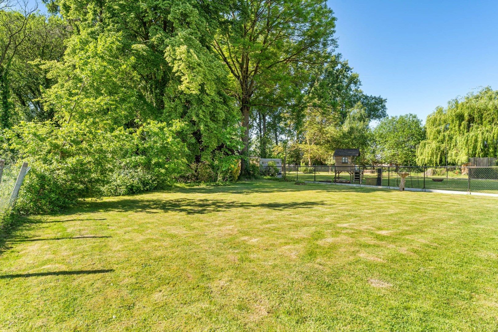 Te renoveren woning op een zuidgericht perceel van 18a 99ca op een zeer gunstige centrale ligging foto 24