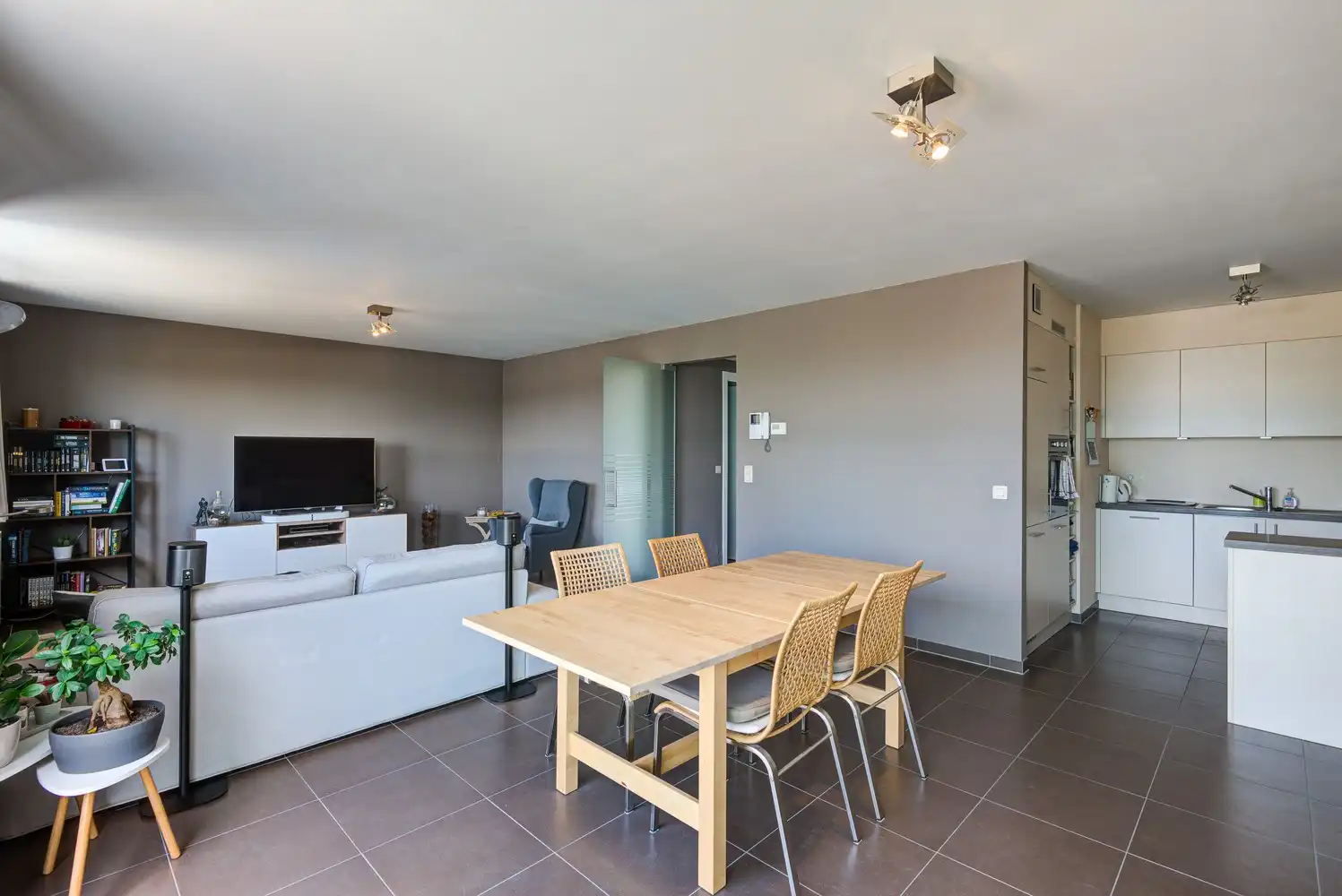 INSTAPKLAAR APPARTEMENT MET 2 SLAAPKAMERS EN AUTOTAANPLAATS NABIJ HET CENTRUM VAN BILZEN foto 6