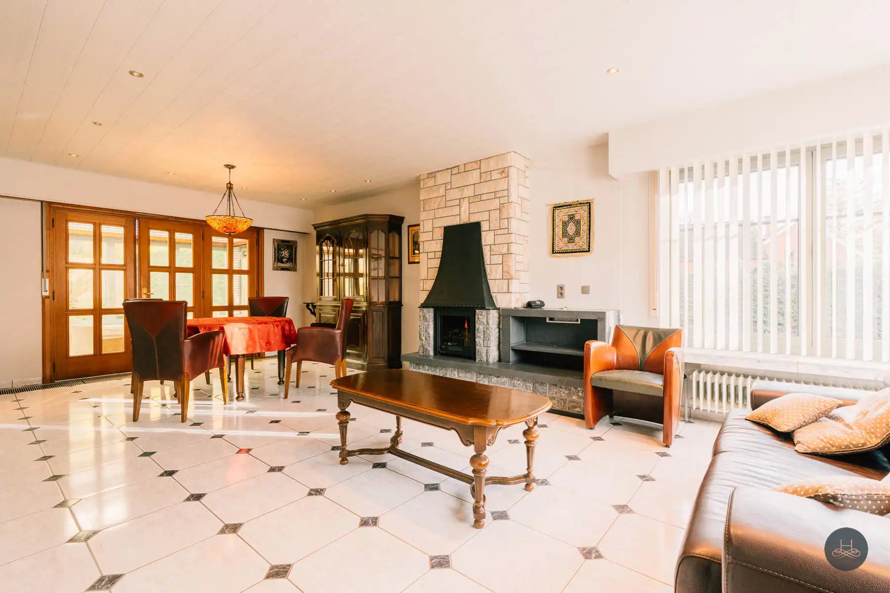 Charmante open bebouwing met grote garage en groene tuin foto 10