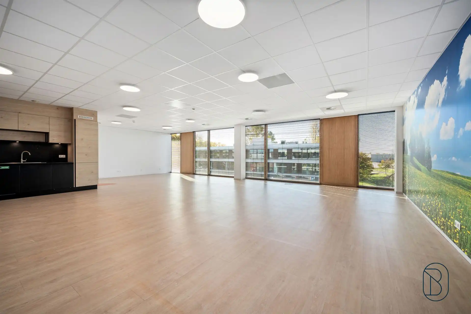 Lichtrijk groot kantoor in mooi bedrijfscomplex te Zwevegem foto 3