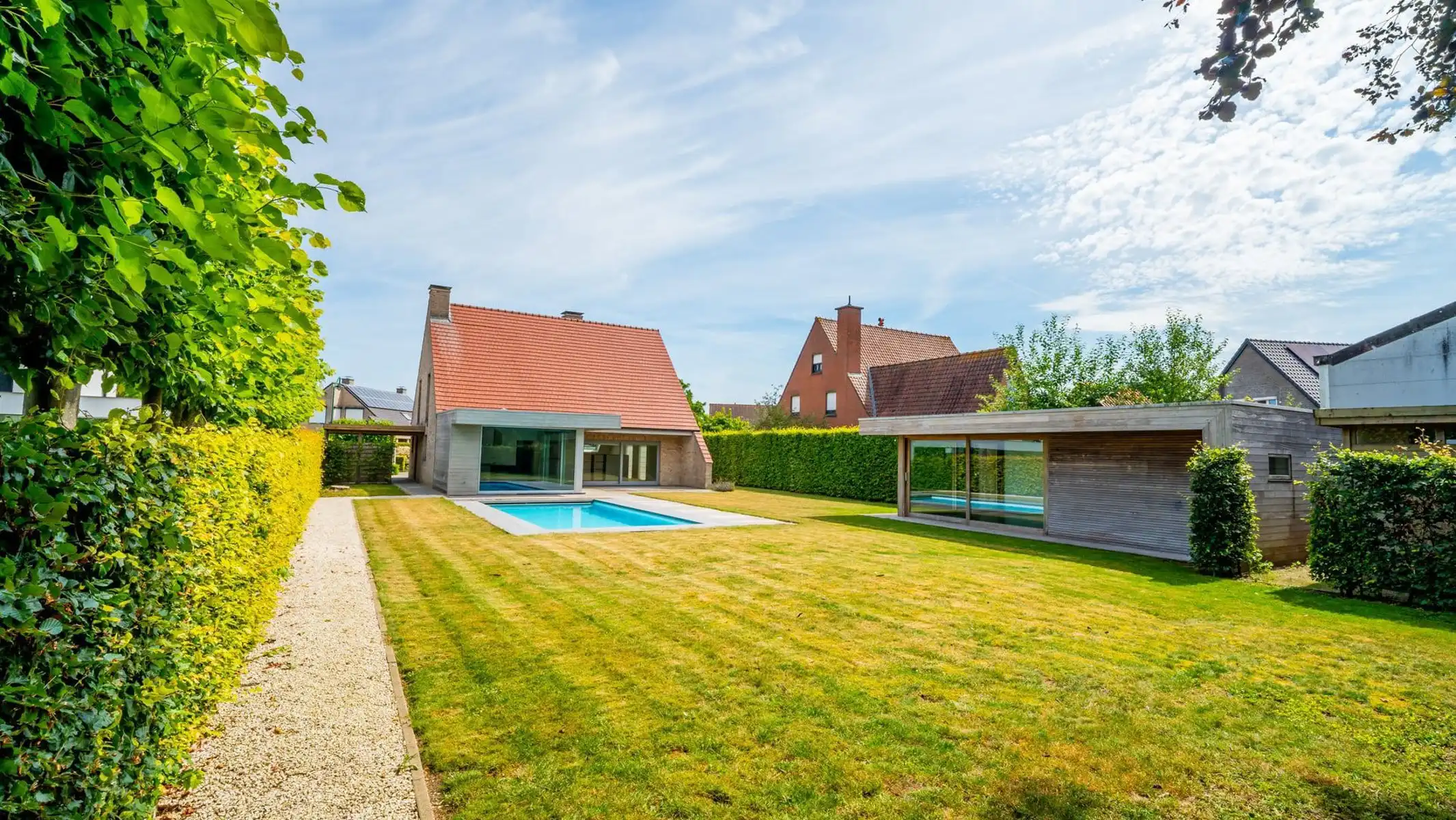 Knappe villa met zuidgerichte tuin, zwembad en poolhouse foto 9