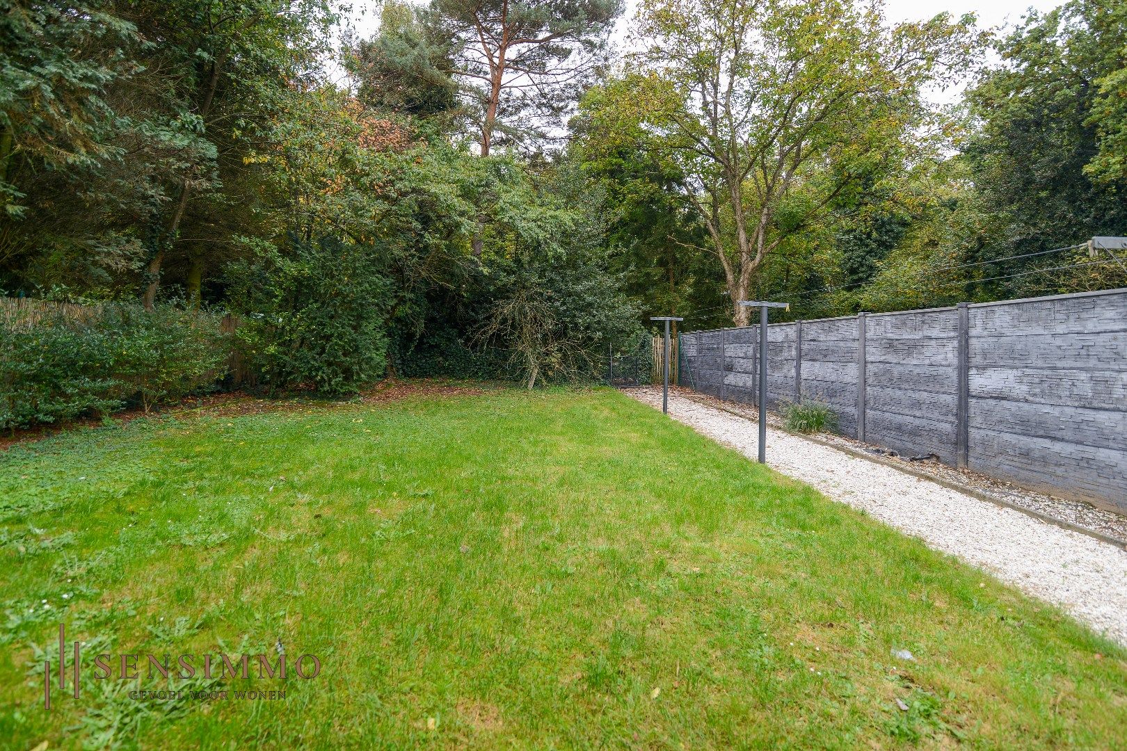 Gerennoveerde halfopen bebouwing met 3 slaakamers, terras, tuin en dubbele garage foto 20