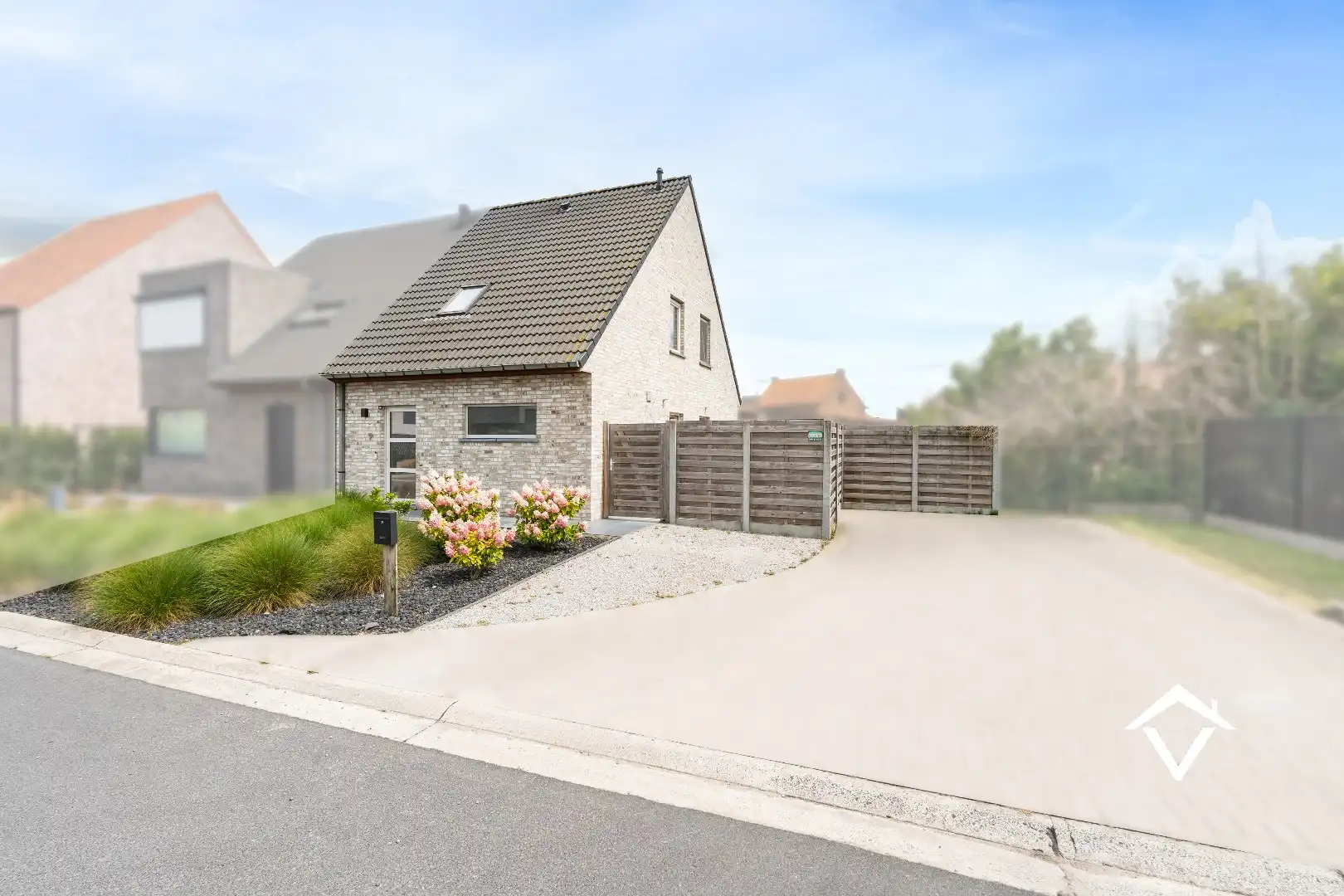Recente halfopen bebouwing (2019) in rustige, doodlopende straat te Koekelare foto {{pictureIndex}}