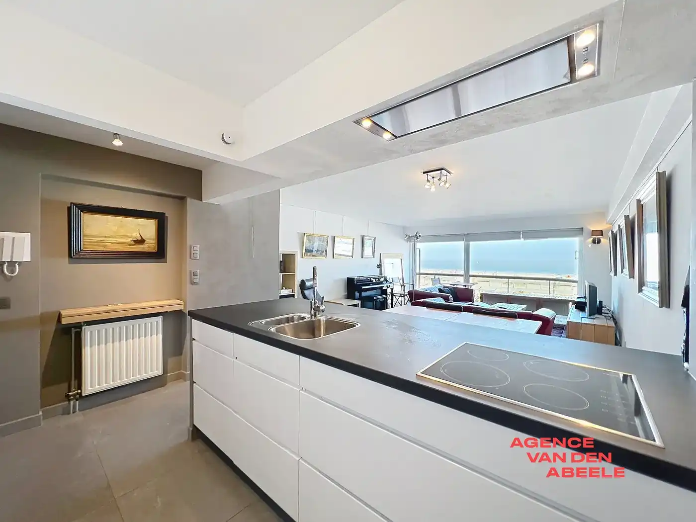 Op een topligging aan de Zeedijk in Duinbergen bevindt zich dit appartement met ongehinderd frontaal zeezicht.  foto 4