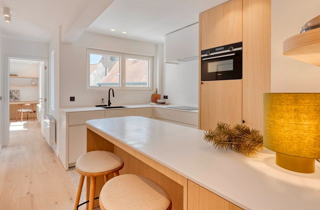 Elegant en tijdloos gerenoveerd appartement met 3 grote slaapkamers. foto {{pictureIndex}}