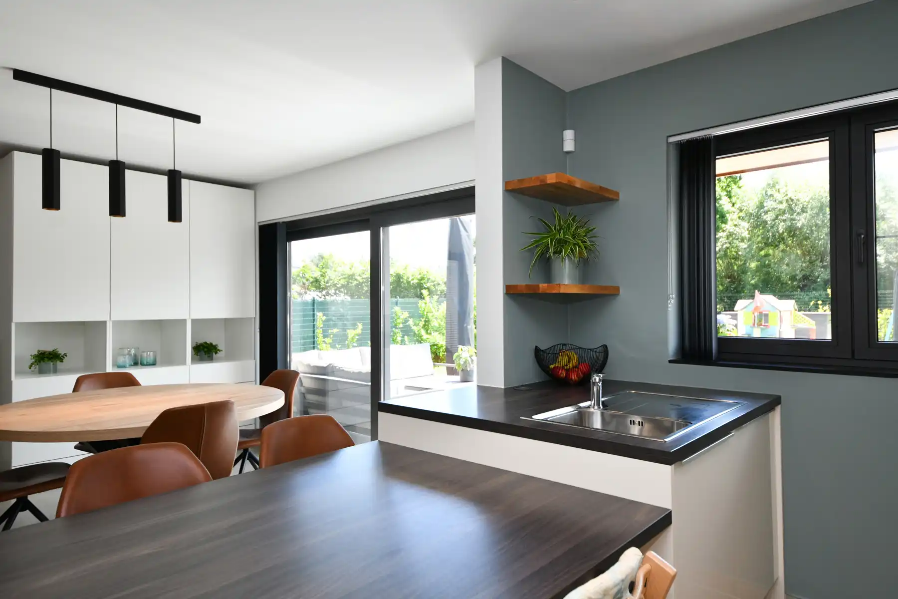 recente ruime woning met 3 slaapkamers, garage en tuin  foto 5
