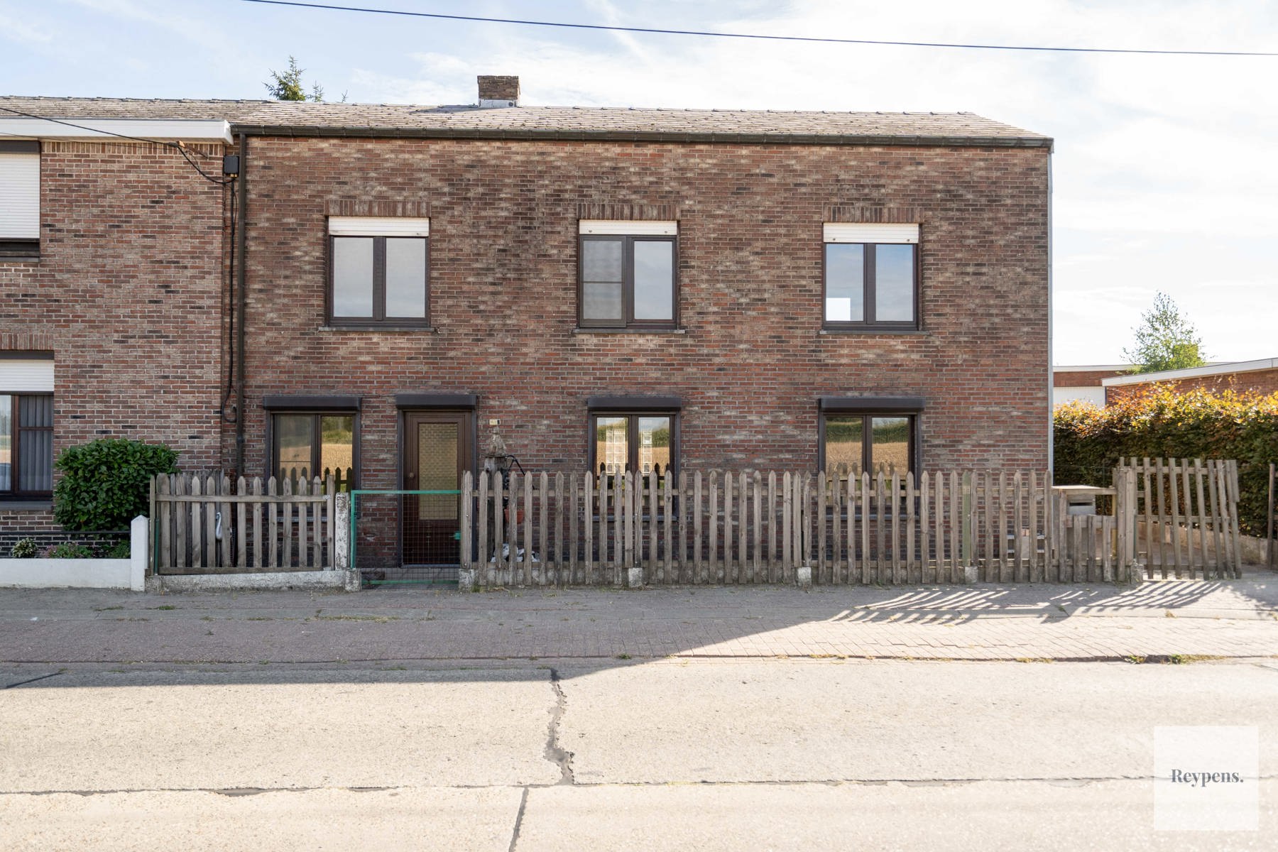 Hoofdfoto van de publicatie: Goed gelegen op te frissen woning