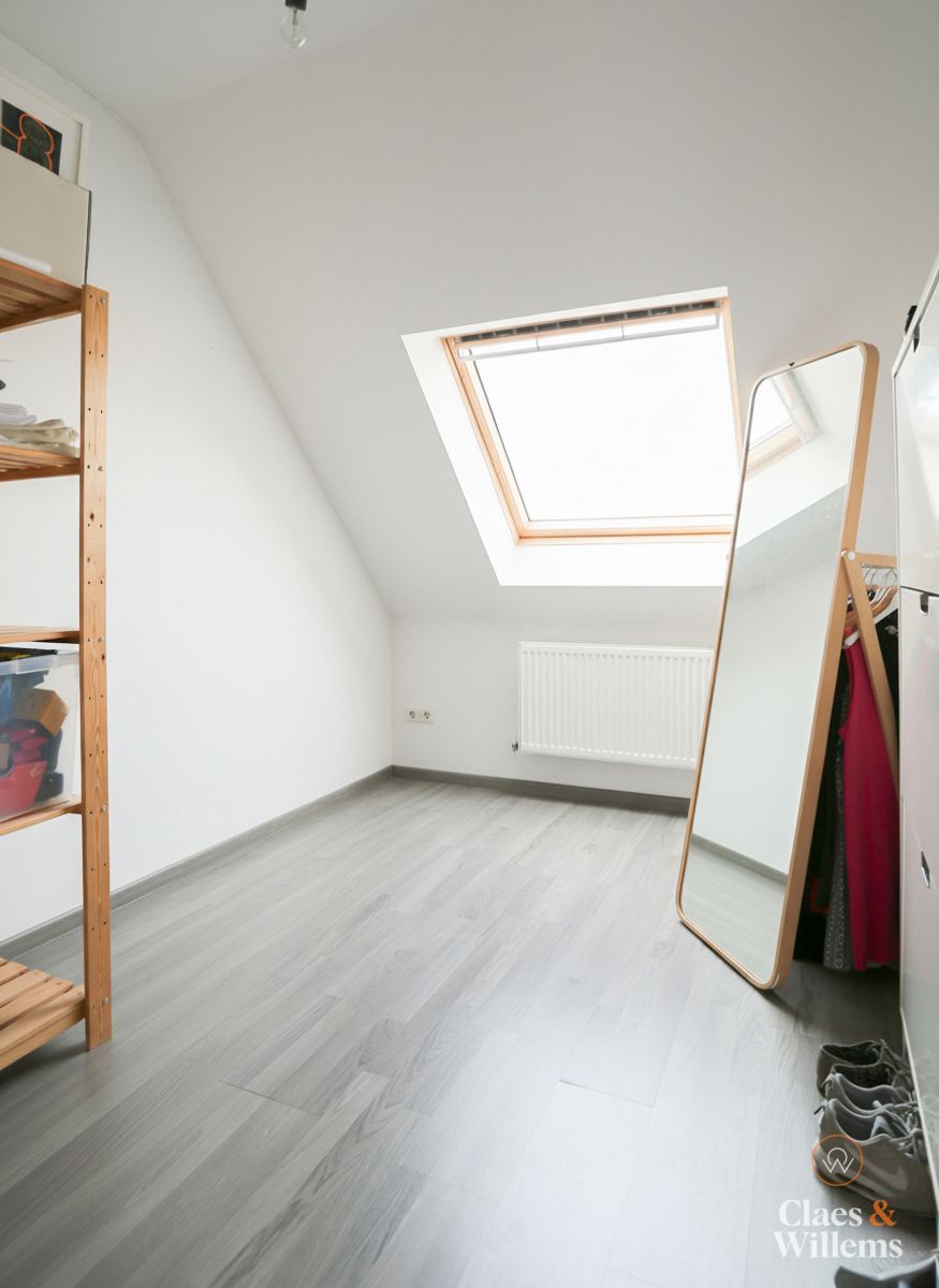 Ruim en lichtrijk duplex met staanplaats in Buizingen foto 9