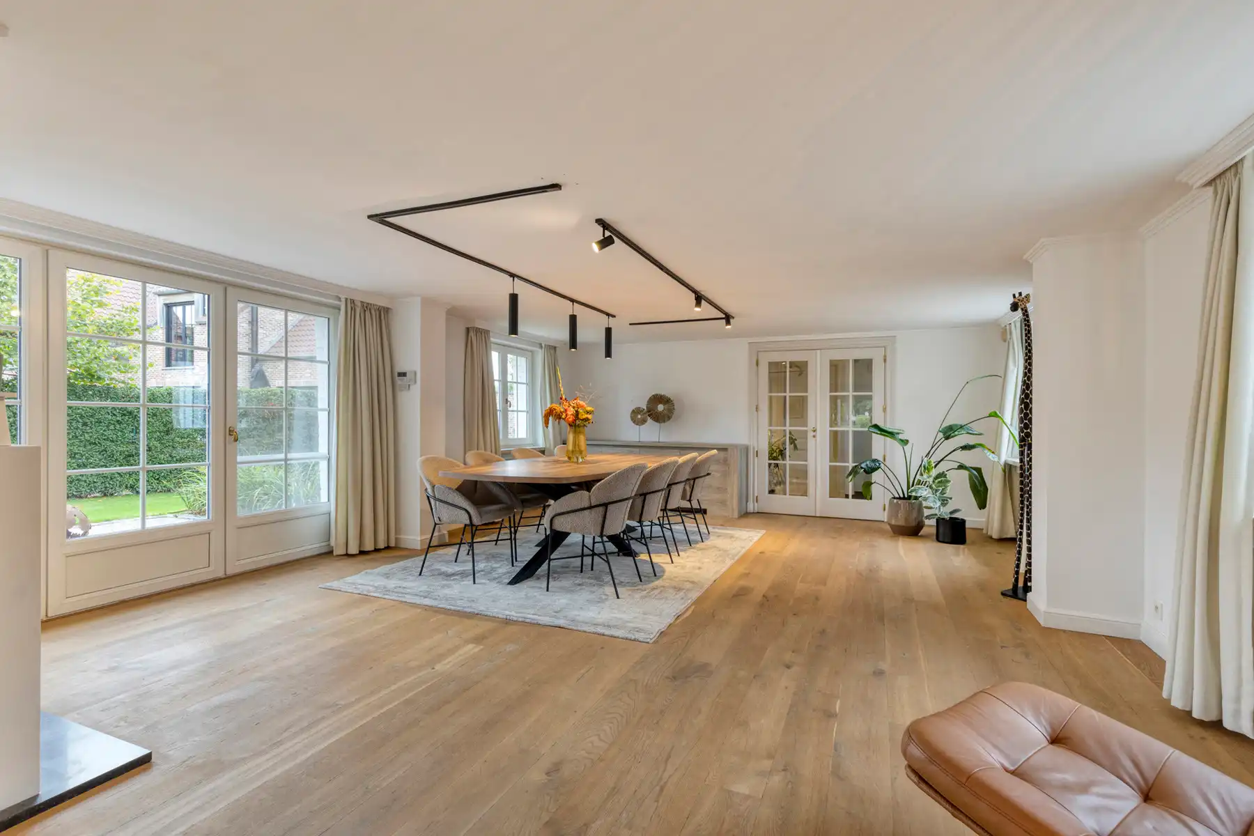 Gerenoveerde hoeve met bijgebouwen en 8 stallen. foto 10