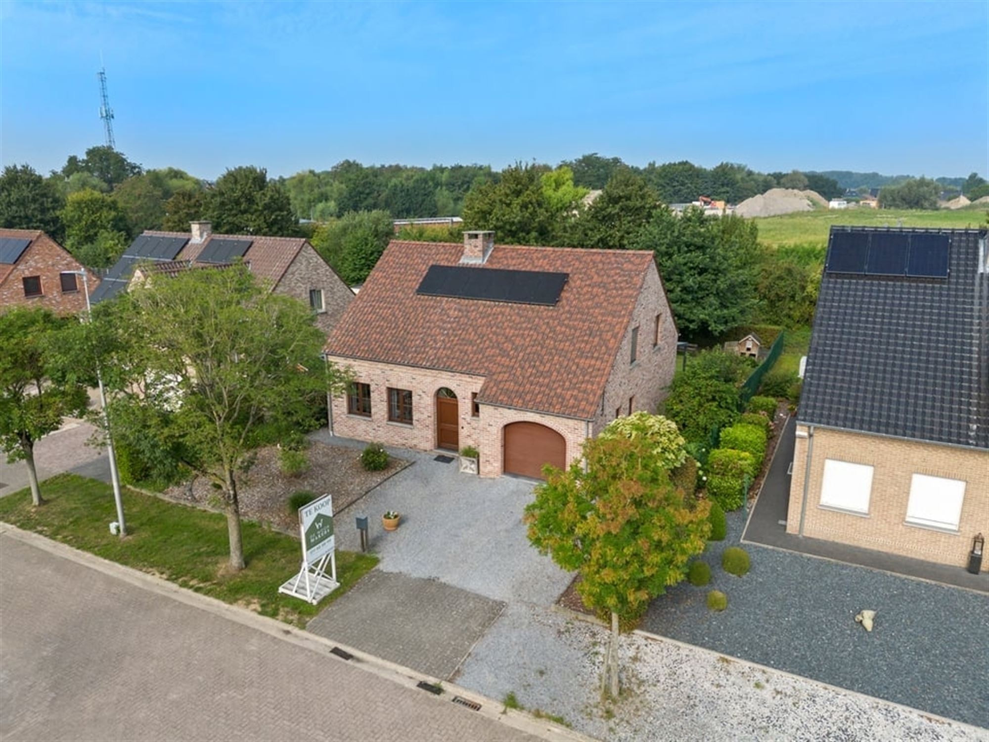 INSTAPKLARE OPEN BEBOUWING MET CHARME, ENERGIEZUINIGHEID EN RUIMTE foto {{pictureIndex}}