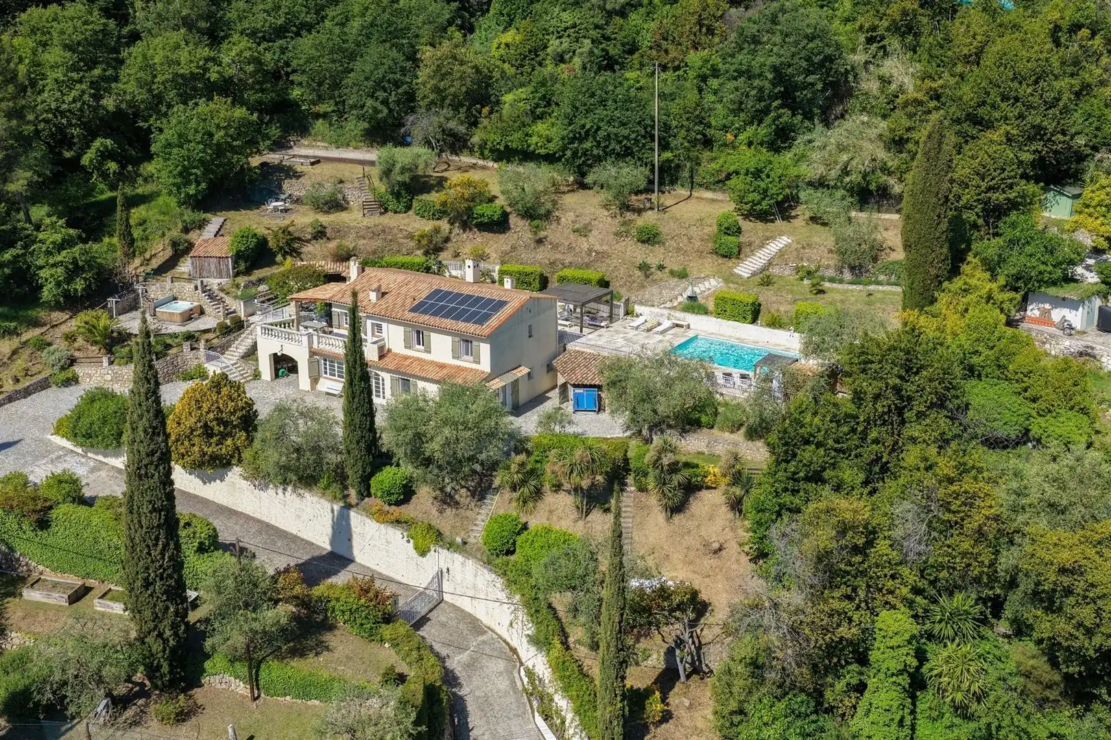 Volledig gerenoveerde villa met wellness en panoramisch uitzicht nabij Nice foto {{pictureIndex}}