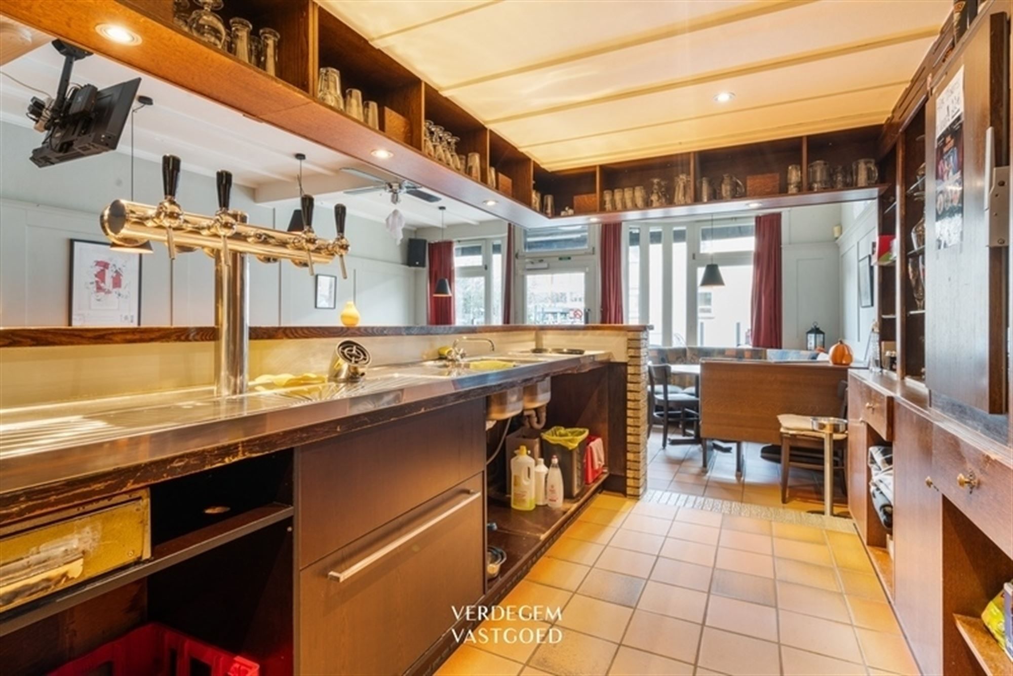 Handelspand met woonst tegenover ziekenhuiscampus Lokeren foto 2