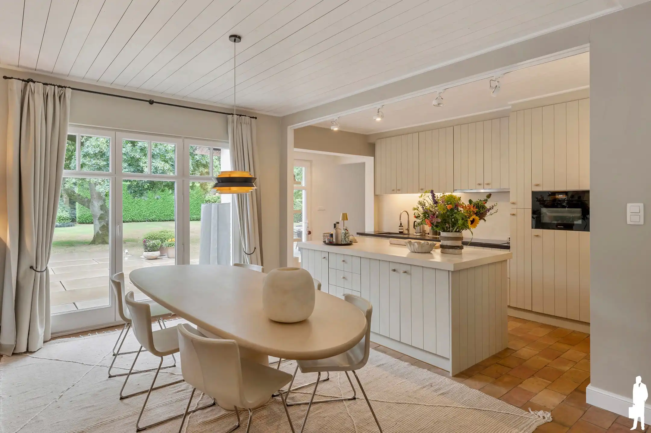 Charmante lichtrijke woning, met prachtige aangelegde tuin! foto 6