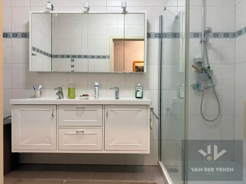 Ruim 2 slaapkamer appartement in hartje Hasselt! foto 12