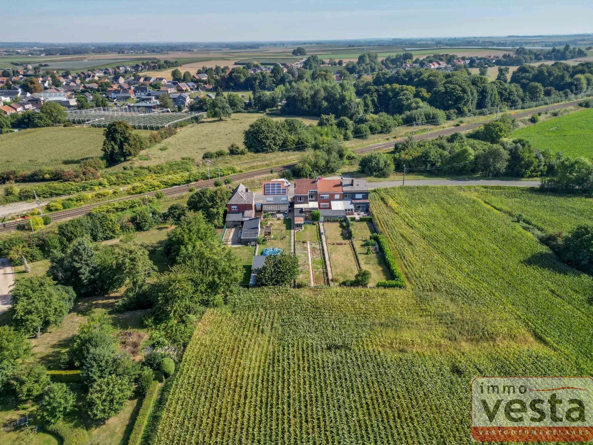 Degelijke dorpswoning nabij het station foto 4
