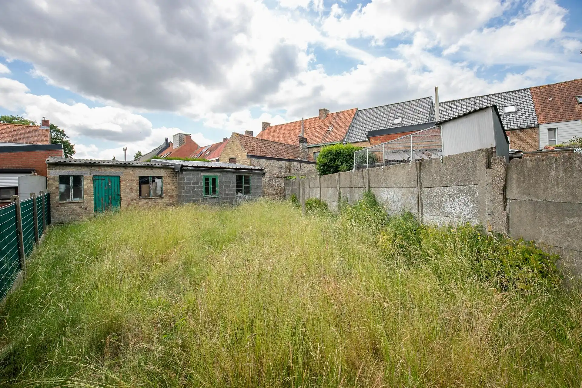 Totaal te renoveren rijwoning met gezellig tuintje en veel uitbreidingsmogelijkheden. foto 9