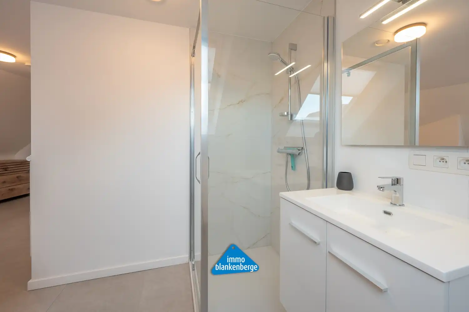 Gemeubelde exclusieve penthouse met garage, twee slaapkamers en terras foto 17