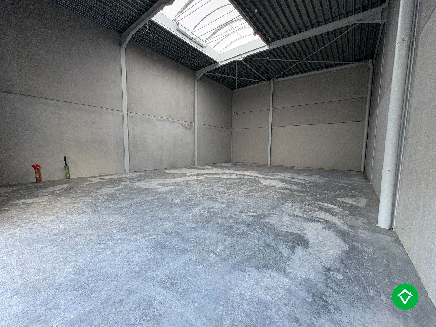 Loods te koop – 145 m² met 2 parkeerplaatsen inbegrepen op de industriezone te Ichtegem foto 3