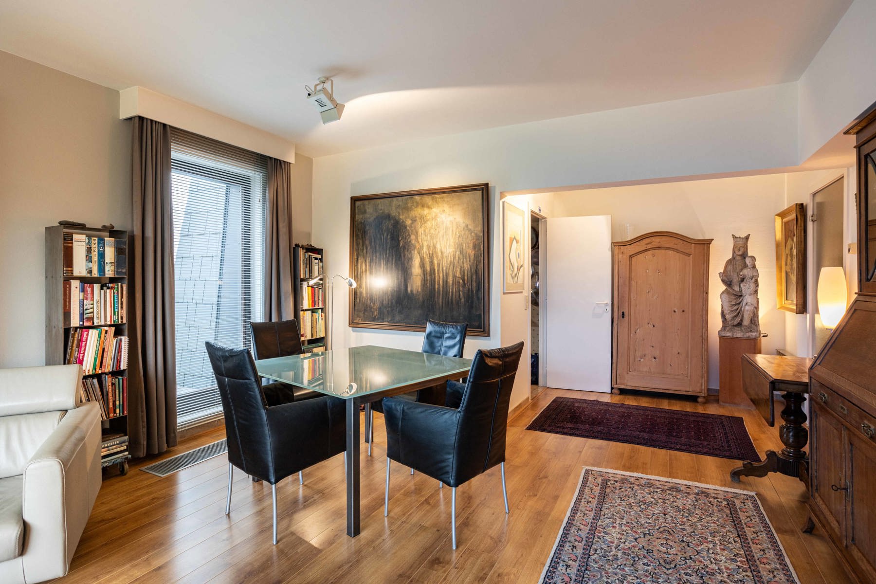 Ruim en lichtrijk duplexappartement met garagebox foto 3