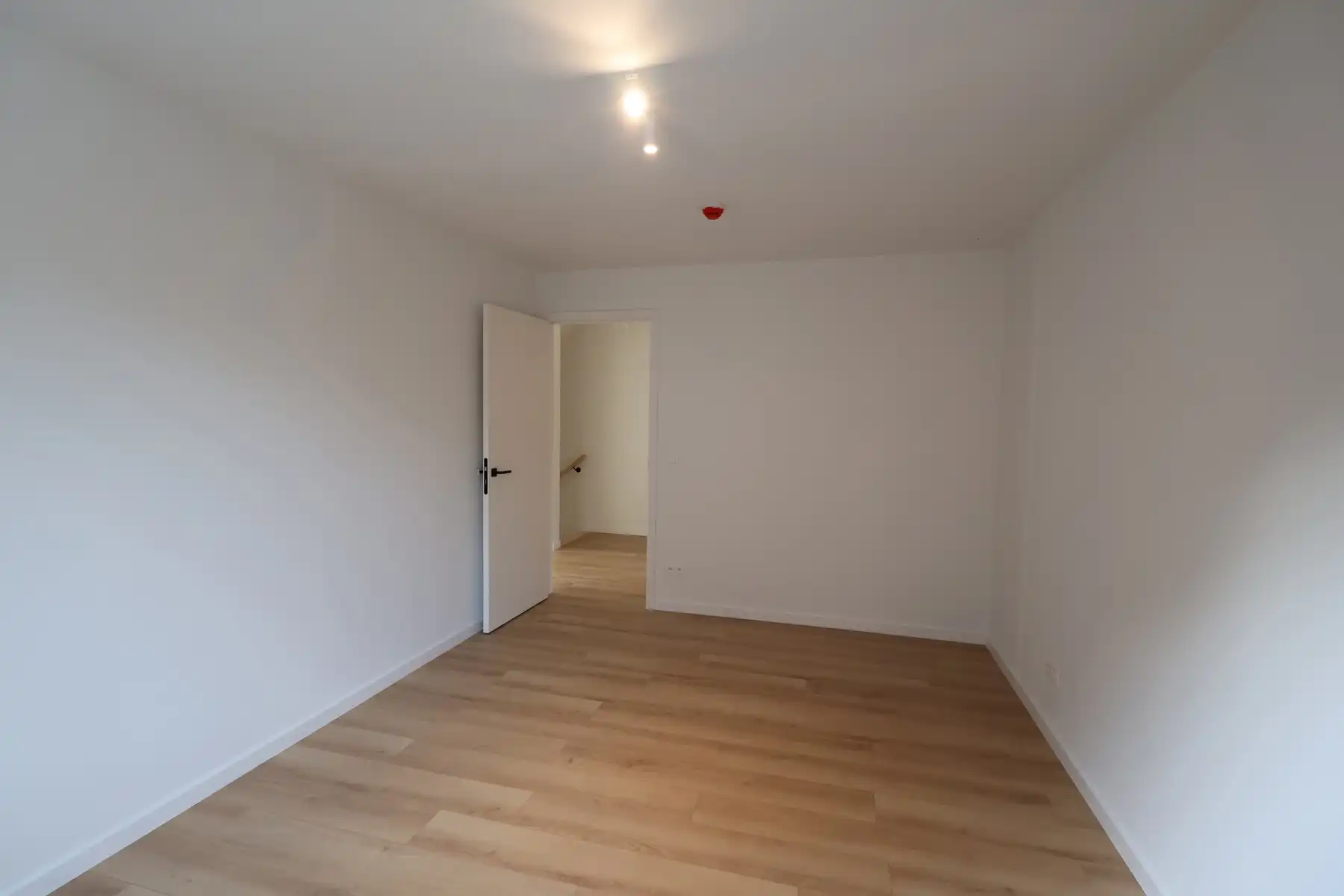 Een nieuwbouwwoning met 4 slaapkamers, tuin en garage. foto 13