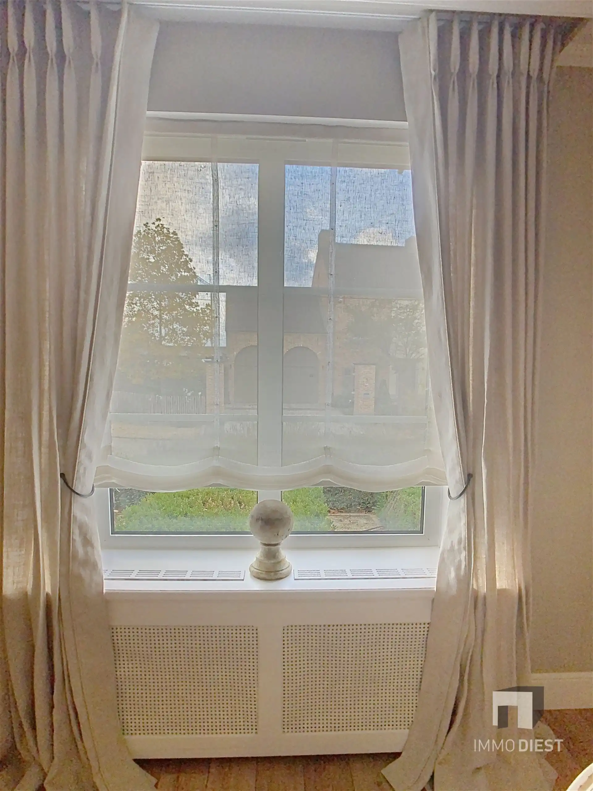 Energiezuinige en prima onderhouden gezinswoning met 4/5 slaapkamers en zwembad op 10 are. foto 8