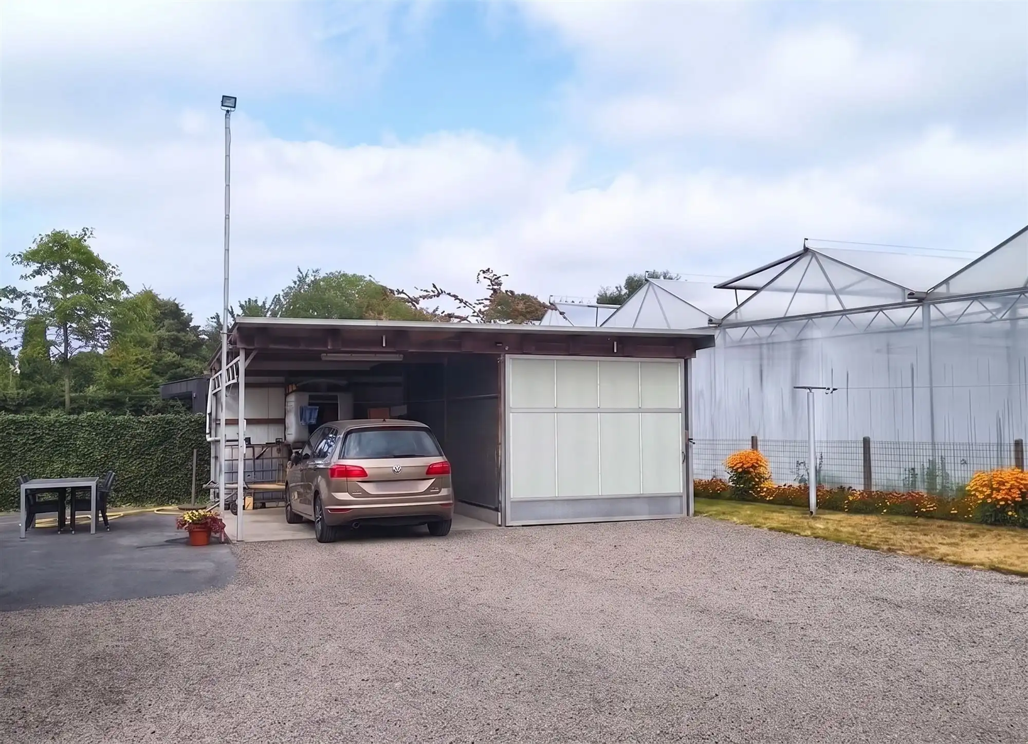 Landelijk woonhuis met 2 slaapkamers, grote tuin en carport/berging foto 18