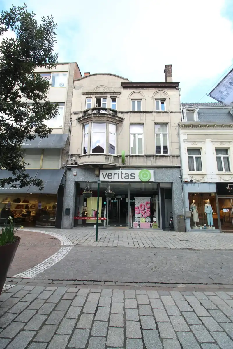 Ruim duplex appartement te huur in het hart van Roeselare foto 11