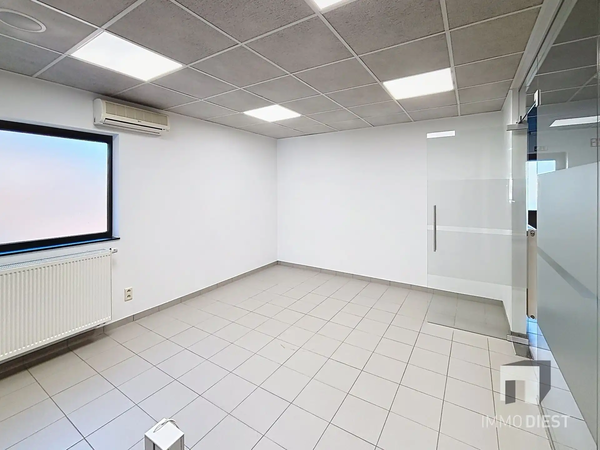 Handelsgelijkvloers van 230m² met private, achterliggende parking voor 3 wagens. foto 12