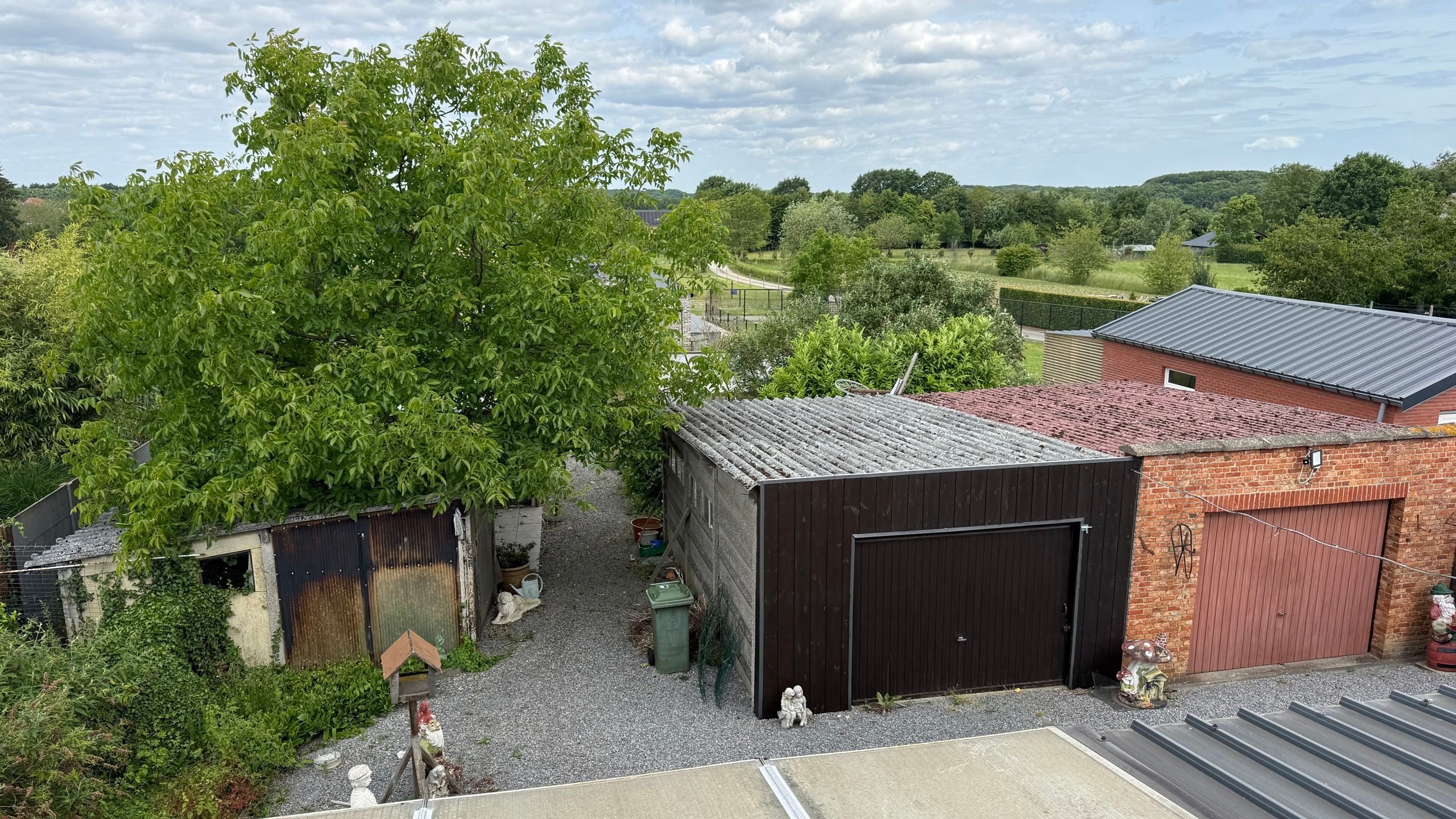 Charmante, te renoveren woning met veel potentieel foto 10
