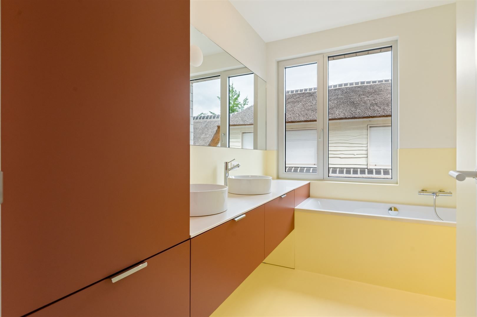 Luxe nieuwbouwappartement met terras, tuin en parking. foto 12
