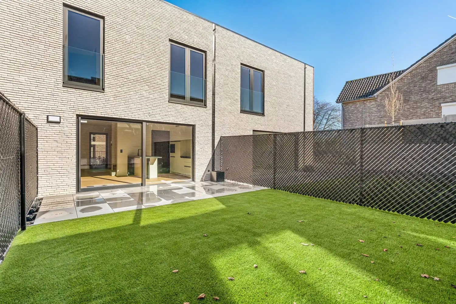 Instapklare nieuwbouw rijwoning met 3 slaapkamers en ruim terras! foto 9