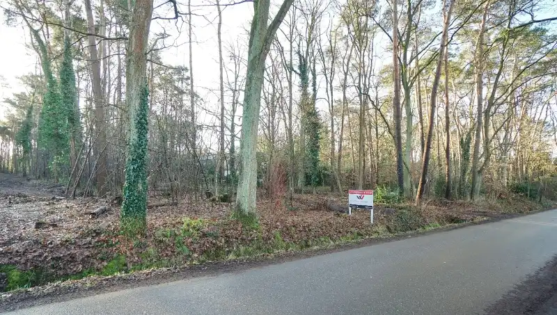 Residentieel gelegen bouwgrond van 15 are voor open bebouwing nabij golf- en meerdomein foto {{pictureIndex}}