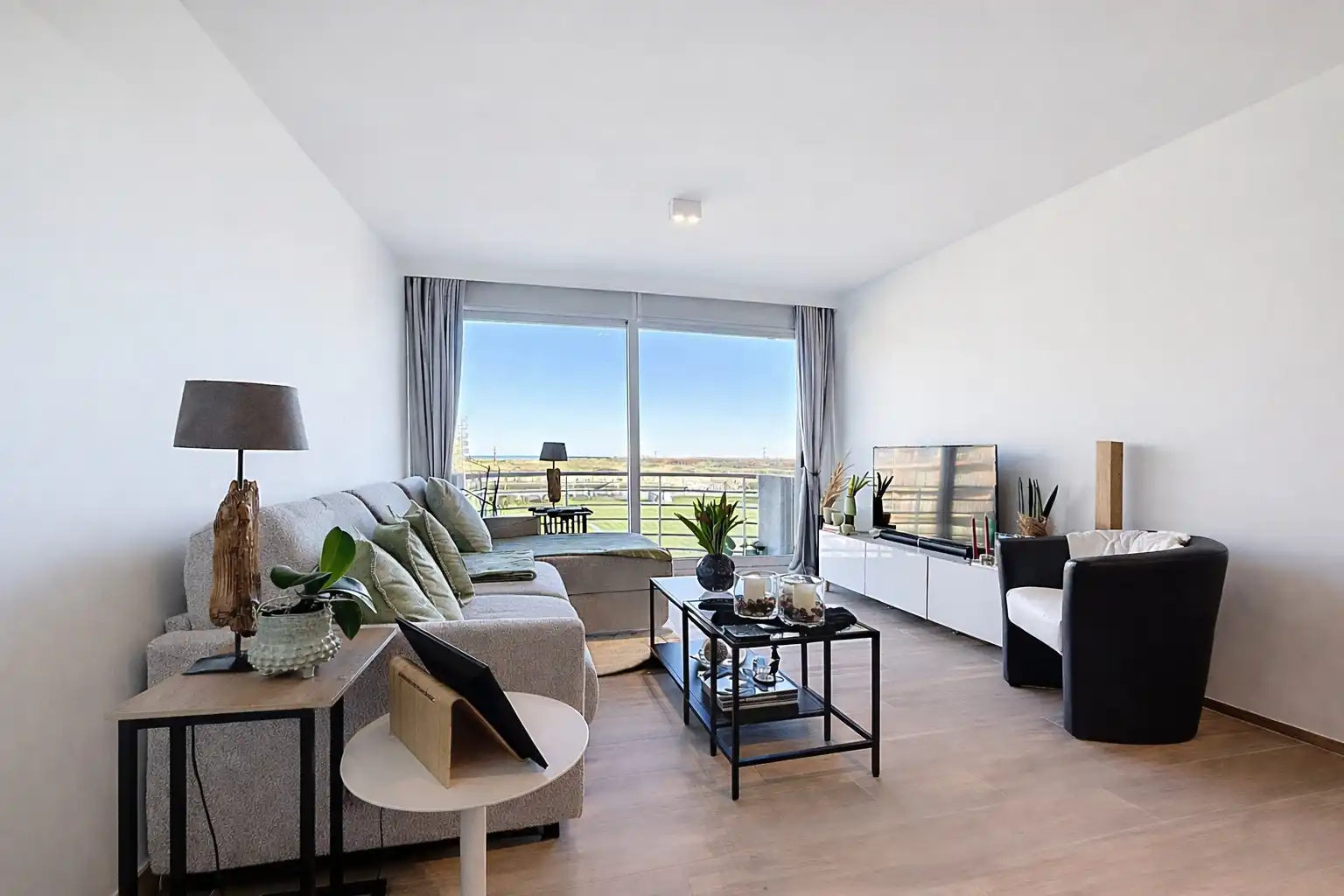 Volledig gerenoveerd appartement met zicht op de vaargeul en schildpad te Nieuwpoort foto 4