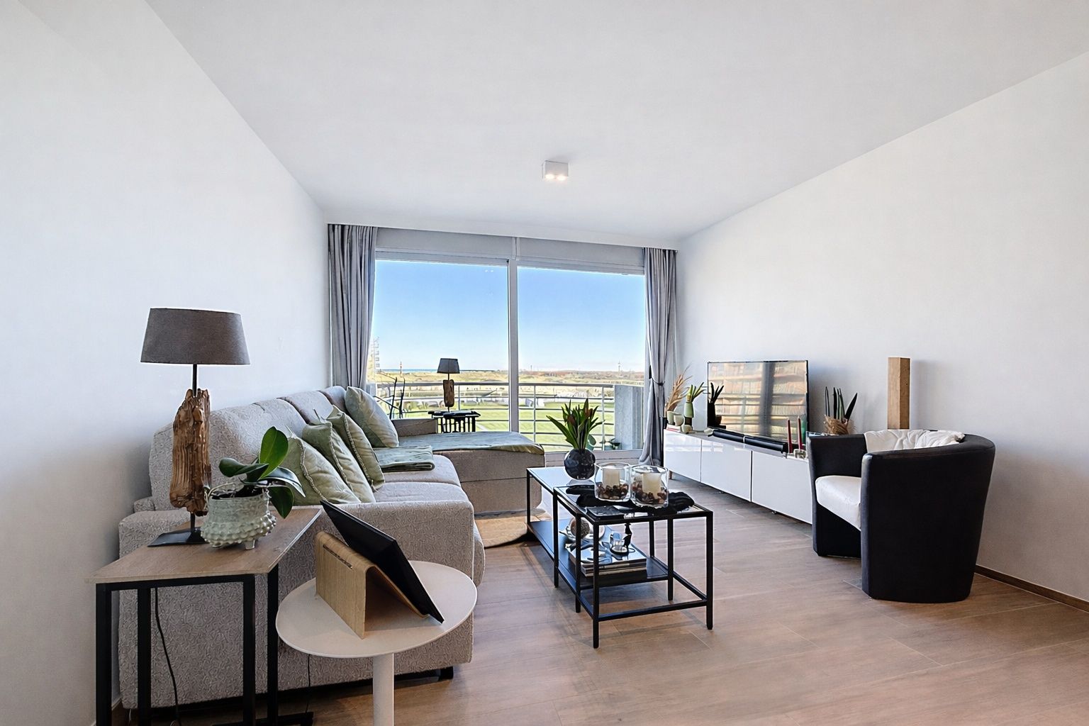 Volledig gerenoveerd appartement met zicht op de vaargeul en schildpad te Nieuwpoort foto 3